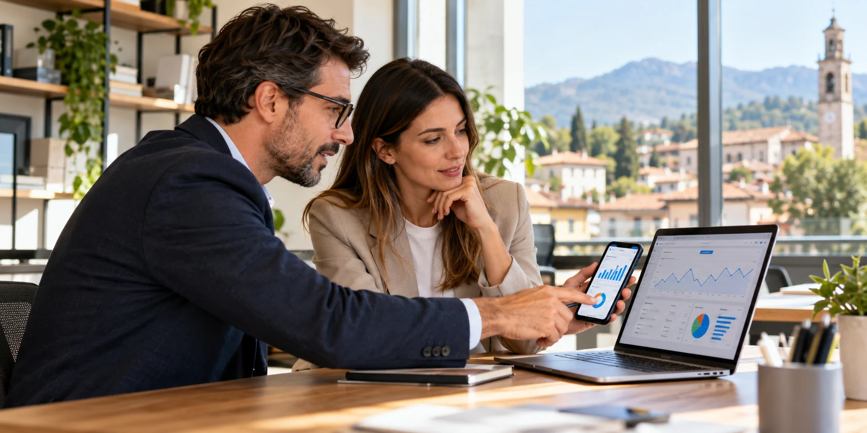 Google Ads Carate Brianza: professionisti che analizzano campagne pubblicitarie su laptop e smartphone.
