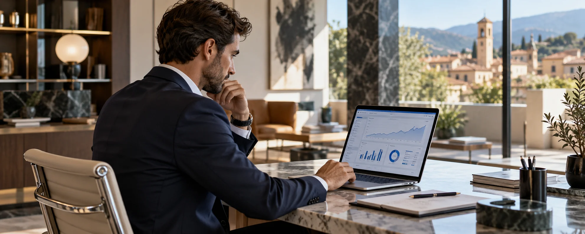 Google Ads Meda: professionista che analizza campagne pubblicitarie su laptop.